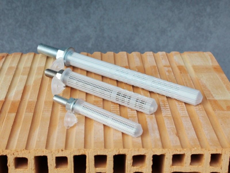 Universal plastic sleeve for chemical injection fixing in hollow blocks